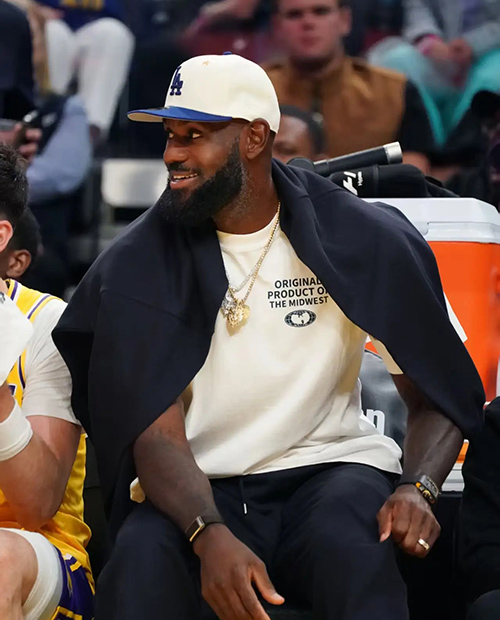 <a href=https://www.zhqiye.com/lanqiu/ target=_blank class=infotextkey>NBA</a>季前赛：詹姆斯营销引热议，独行侠阵容调整，字母哥下家初现