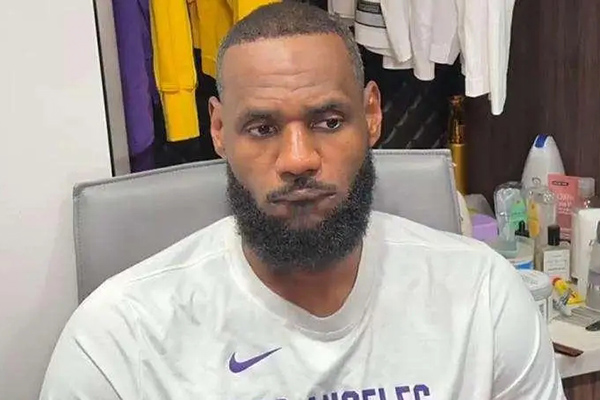 快船组建七巨头引众怒 詹姆斯怒斥竞争不公