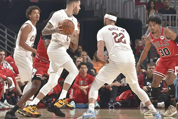 <a href=https://www.zhqiye.com/lanqiu/ target=_blank class=infotextkey>NBA</a>季前赛：<a href=https://www.zhqiye.com/temp/zhijiagegongniu target=_blank class=infotextkey>公牛</a>1分险胜骑士，布泽利斯表现抢眼